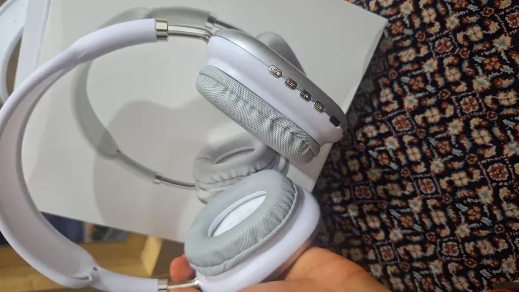 هدفون بلوتوثی مدل P9-950BT بدون قابلیت نویز کنسلینگ، درگاه شارژ USB Type-C، جک 3.5 میلی متری، شیار کارت حافظه، دارای میکروفون داخلی — تصویر ۷