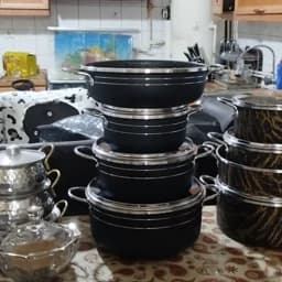 سرویس قابلمه مشکی دسته طلایی داخل مشکی خودش مشکی خط دار سفید جنس گرانیتی سایز بزرگ 7پارچه — تصویر ۳