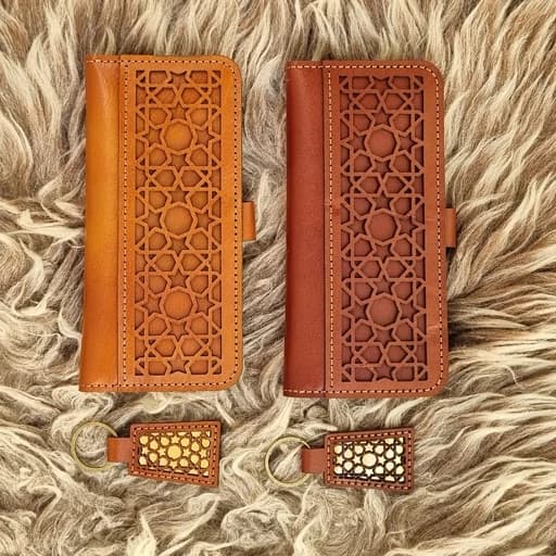 کیف پول چرم طبیعی دستدوز کیف چرم دستدوز(کیف پول اسلیمی چرم طبیعی گاوی زنانه به همراه جاکلیدی ست )کیف زنانه کیف چرمی دست — تصویر ۲