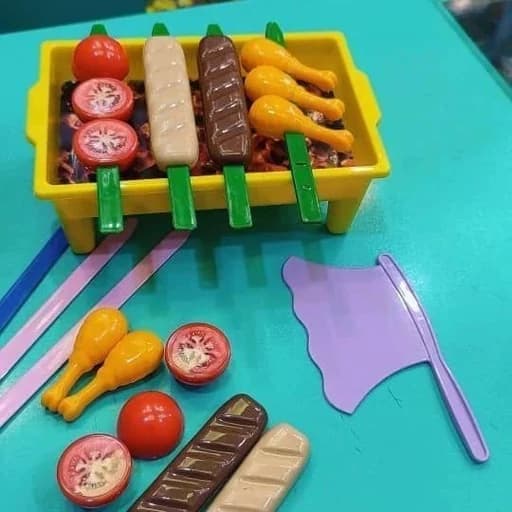 اسباب بازی منقل اسباب بازی کباب بادبزن منغل همراه با وسایل اسباب بازی سیخ و میوه برشی میوه گوجه و اسباب بازی مرغ سلفونی