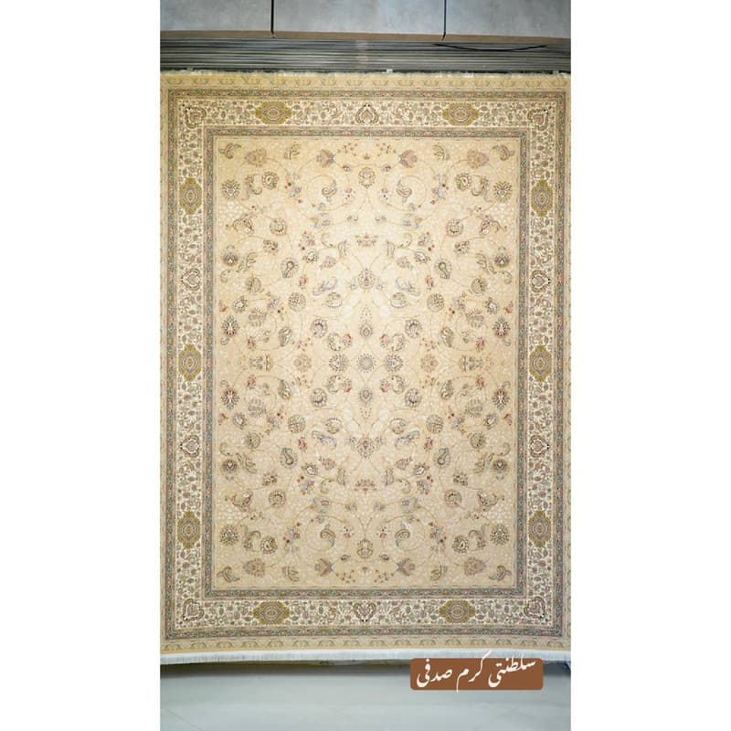 فرش ماشینی 1500 شانه زمینه کرم حاشیه شکلاتی مدل خاطره کویر کاشان سلطنتی — تصویر ۲