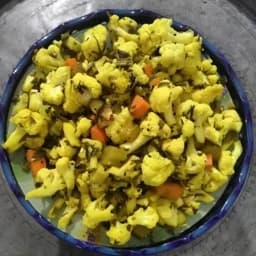ترشی مخلوط گل کلم خانگی ده کیلویی همراه با سبزیجات — تصویر ۳