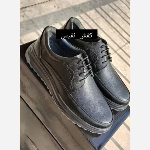 کفش چرم مردانه اداری کارمندی سایز 40 تا 45 چرم طبیعی گاوی تولید تبریز دارای کفی طبی — تصویر ۲