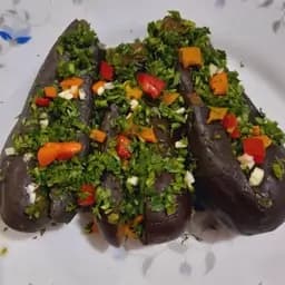 ترشی بادمجان شکم پر با سبزی و عدویه جات فراوان داخل ظرف(800)گرمی — تصویر ۳