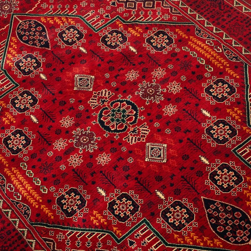 فرش ماشینی 700 شانه فرش بزرگمهر زمینه قرمز لاکی حاشیه لاکی مدل بلوچی کد 78163 — تصویر ۴