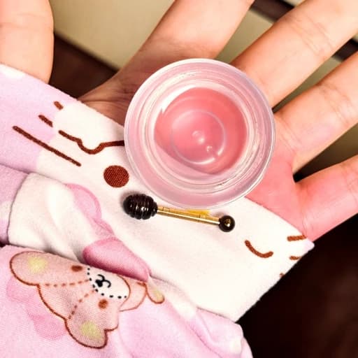 ژله لب بالم لب پودینگ توت فرنگی فانتزی کیوت پینترستی کرومی خوشبو خوشمزه آبرسان لبها روشن کننده مرطوب کننده همراه بیلبیلک — تصویر ۵