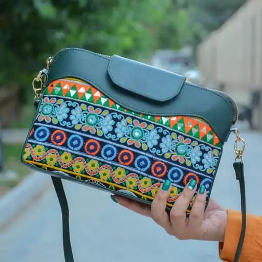کیف سنتی چرم طبیعی ترکیب با سوزندوزی کیف دوشی زنانه چرم گاوی — تصویر ۲