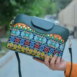 کیف سنتی چرم طبیعی ترکیب با سوزندوزی کیف دوشی زنانه چرم گاوی — تصویر ۳
