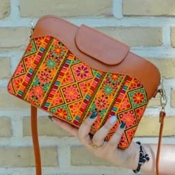 کیف سنتی چرم طبیعی ترکیب با سوزندوزی کیف دوشی زنانه چرم گاوی — تصویر ۹