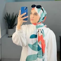 شال طرح برگ ترند ، خنک و جذاب آنالیا اسکارف با رنگ بندی کد ana10060 با ارسال رایگان — تصویر ۳