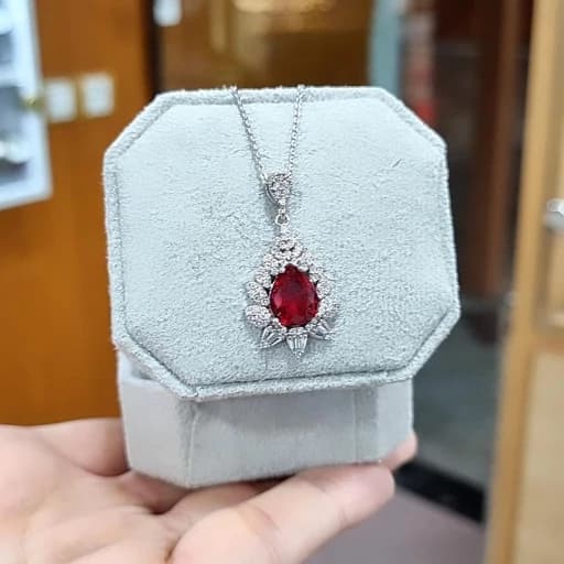گردنبند نقره بسیار شیک( کبود.قرمز و سبز)به همراه زنجیر دیپلمات با عیار 925 و آبکاری طلاسفید