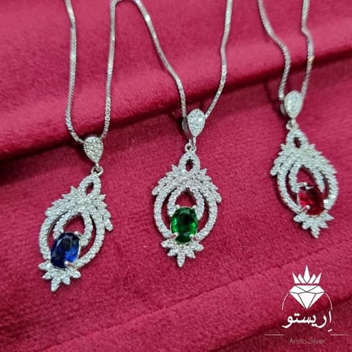 گردنبند نقره جواهری (بازنجیر)نگین(سبز .قرمز و آبی کبود)عیار 925 و آبکاری طلاسفید به همراه زنجیر ونیزی به طول 40سانتیمتر