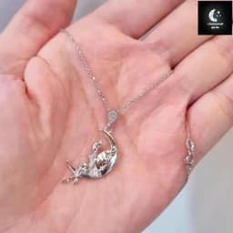 گردنبند نقره زنانه ماه و فرشته عیار 925و آبکاری طلا سفید ضد حساسیت با زنجیر فلامینگو 45سانتی — تصویر ۳