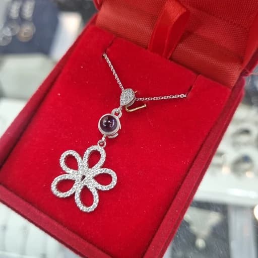 گردنبند نقره گل عشق (دوستت دارم به 100زبان)عیار 925 آبکاری طلاسفید — تصویر ۲