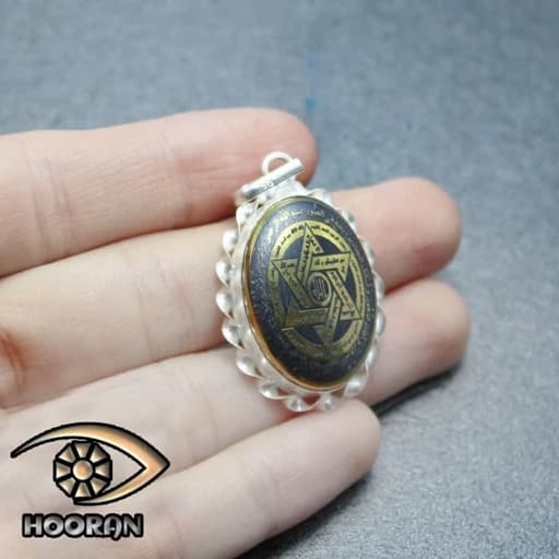 گردنبند نقره حدید حکاکی ستاره سلیمان و حرز امام جواد و عین علی طرح پیچک — تصویر ۲