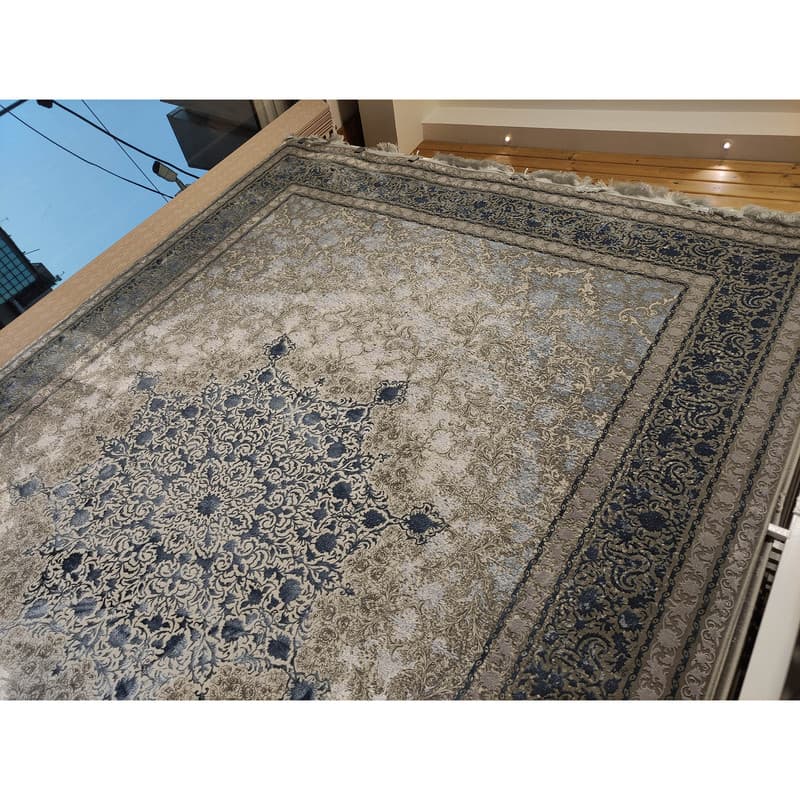 فرش ماشینی 1200شانه زمرد مشهد زمینه آبی حاشیه آبی طرح پتینه — تصویر ۳