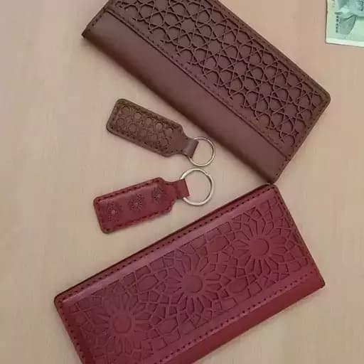 کیف پول زنانه طرح اسلیمی دستدوز چرم طبیعی نازبانو همراه با جعبه چوبی