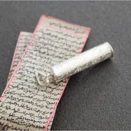 گردنبند نقره جاحرزی استوانه ای با حرز امام جواد روی پوست — تصویر ۳