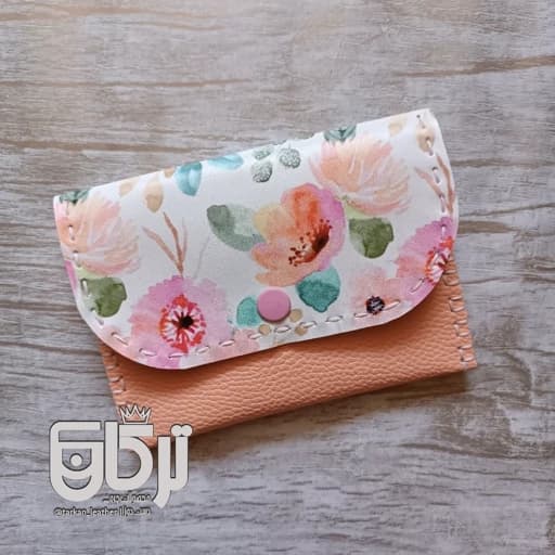 کیف دستمال کاغذی چرمی طرح گل صورتی آبرنگی گلبهی کیف دستمال کاغذی زنانه فانتزی چرم صنعتی — تصویر ۲