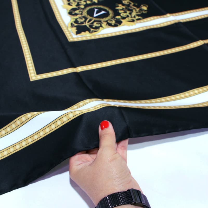 روسری زنانه مدل ابریشم لاکچری مزونی دور حاشیه کد 7040 — تصویر ۳