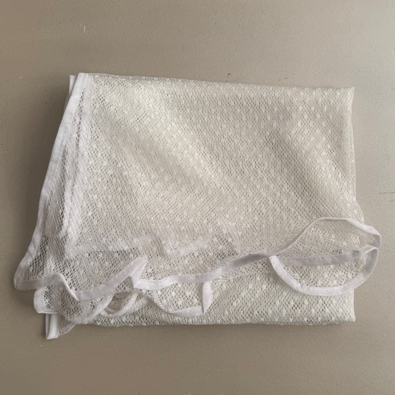 شال زنانه مدل توری خالخالی — تصویر ۵