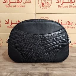 کیف دوشی تمام چرم طبیعی گاوی دخترانه زنانه رنگ مشکی دست دوز بند قابل تنظیم داخل کیف تک زیپ تک خانه — تصویر ۵