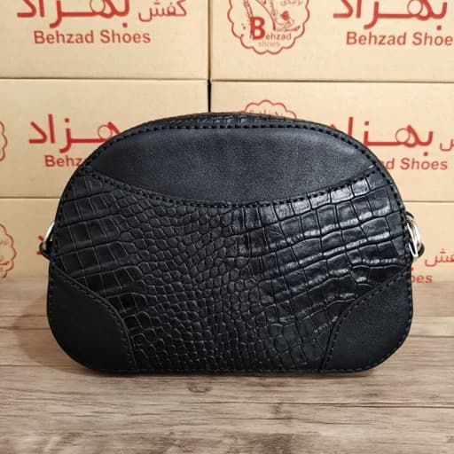 کیف دوشی تمام چرم طبیعی گاوی دخترانه زنانه رنگ مشکی دست دوز بند قابل تنظیم داخل کیف تک زیپ تک خانه — تصویر ۲
