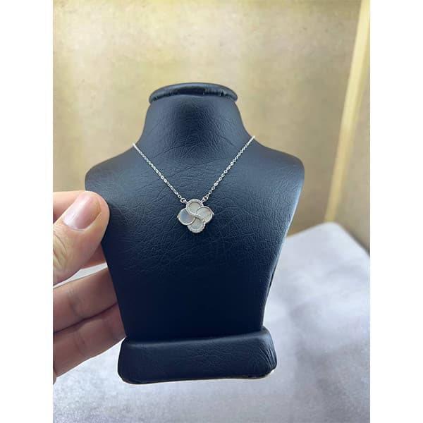 گردنبند نقره زنانه مدل گل خاص ونکلیف کد 659878 — تصویر ۳