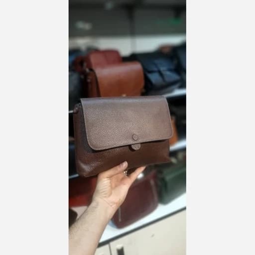 کیف دوشی چرم طبیعی گاوی با ضمانت نامه کتبی.کیف چرم.کیف دوشی.نانوک چرم. کیف زیر قیمت.کیف زنانه چرم.کیف دوشی زنانه.کیف چرم