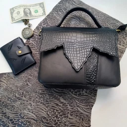 کیف دوشی چرم طبیعی زنانه.کیف زنانه چرمی.کیف دستی چرم طبیعی .کیف مشکی چرمی.کیف زنانه چرم گاوی.کیفزنانه چرم طبیعی دستدوز