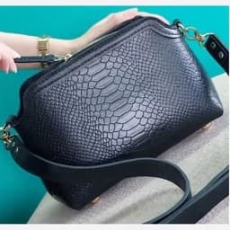 کیف دوشی زنانه چرم طبیعی گاوی و دست دوز — تصویر ۳