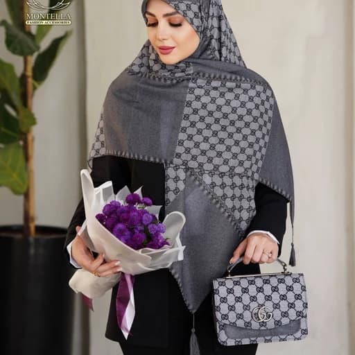 ست کیف و روسری (شال) چهارخونه گوچی طوسی با کیف پاسپورتی و روسری نخی قواره 130 یا شال نخی منگوله دار