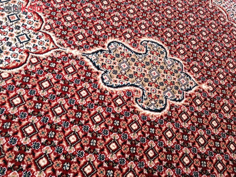 فرش ماشینی زمرد مشهد طرح ریز ماهی زمینه لاکی — تصویر ۵