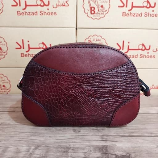 کیف دوشی تمام چرم طبیعی گاوی دخترانه زنانه رنگ زرشکی دست دوز بند قابل تنظیم داخل کیف تک زیپ تک خانه