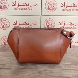 کیف دوشی کوچک تمام چرم طبیعی گاوی درجه یک زنانه دخترانه رنگ عسلی دست دوز بند قابل تنظیم تک زیپ کیفیت عالی خیلی سبک — تصویر ۳