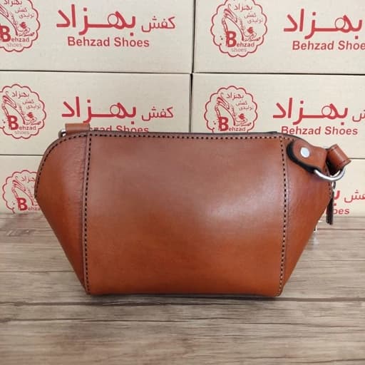 کیف دوشی کوچک تمام چرم طبیعی گاوی درجه یک زنانه دخترانه رنگ عسلی دست دوز بند قابل تنظیم تک زیپ کیفیت عالی خیلی سبک