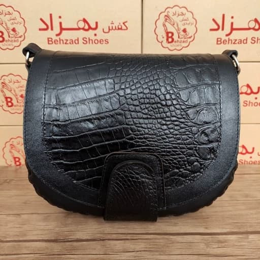 کیف دوشی تمام چرم طبیعی گاوی درجه یک زنانه دخترانه رنگ مشکی دوخت ماشینی بند قابل تنظیم کیفیت عالی — تصویر ۲