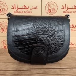 کیف دوشی تمام چرم طبیعی گاوی درجه یک زنانه دخترانه رنگ مشکی دوخت ماشینی بند قابل تنظیم کیفیت عالی — تصویر ۳