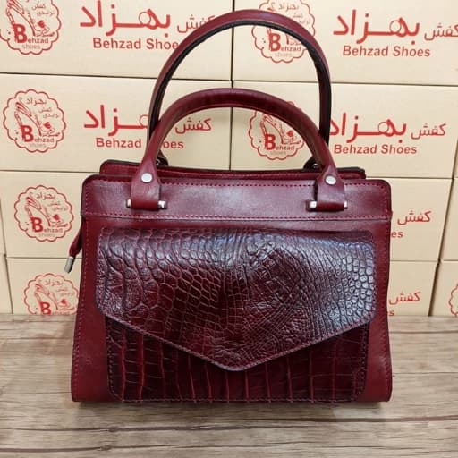 کیف دستی تمام چرم طبیعی گاوی زنانه دخترانه رنگ زرشکی دوخت ماشینی دارای جا موبایل و کیف پول کیفیت عالی — تصویر ۲
