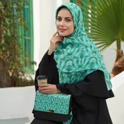 ست روسری و کیف پاسپورتی رنگ سبز _ ست شال و کیف سبز_ ست کیف و روسری سبز_ ست کیف و شال سبز_ روسری نخی قواره 140_ روسری سبز — تصویر ۵