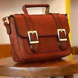 کیف زنانه چرم طبیعی دست دوز خیلی زیبا و سبک با یراق با کیفیت — تصویر ۳