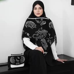 ست کیف و روسری (شال) مشکی محرمی طرح بته جقه با کیف پاسپورتی و روسری نخی قواره 140 یا شال نخی منگوله دار — تصویر ۳