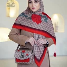 ست کیف و روسری (شال) گوچی گل قرمز با کیف پاسپورتی گوچی و روسری نخی قواره 130 یا شال نخی — تصویر ۳