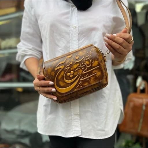 کیف دوشی زنانه چرم طبیعی قلم زنی شده