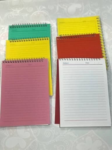 دفترچه یادداشت جلد طلقی رنگی ساده سایز 1/8 سیم از بالا 50 برگ