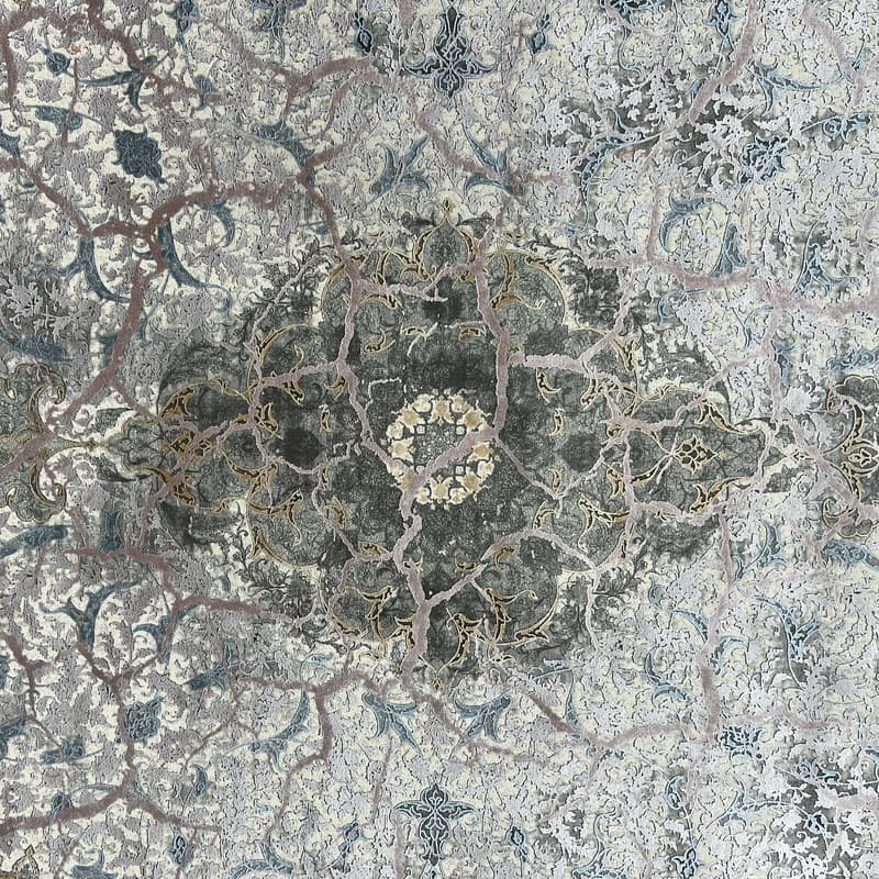 فرش ماشینی ۱۲۰۰ شانه مدل پتینه افشان نئو کلاسیک کد 91304 زمینه طوسی حاشیه طوسی — تصویر ۵