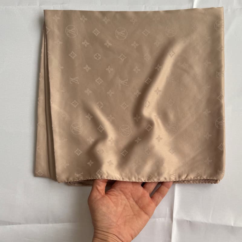 روسری زنانه مدل ساده گل دار ساتن اداری رسمی کد ۱۰۱ — تصویر ۵