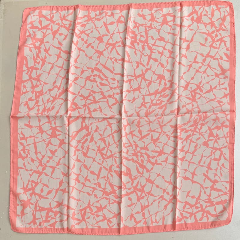 روسری زنانه مدل مینی نخی اسپرت خط خطی ابر و بادی — تصویر ۳