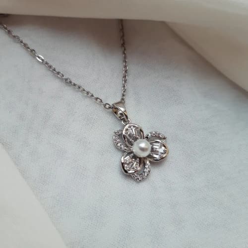 گردنبند نقره ای مدل گل مرواریددار