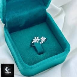 انگشتر نقره زنانه گل باعیار 925 و آبکاری طلا سفید — تصویر ۳